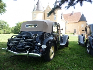 11 bl découvrable 1948 devant le château de Vernon