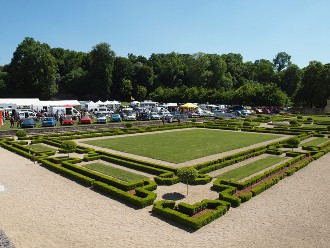 Les déballages des marchands de la bourse contrastent avec la rigueur géométrique des jardins de l’abbaye.