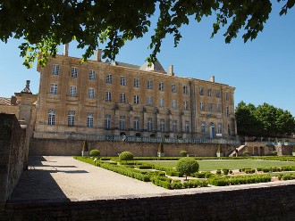 Magnifique abbaye royale du 17ème siècle accueillant de nombreuses activités culturelles.