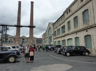 devant le musée automobile de Châtellerault