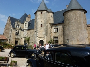 embouteillage de tractions dans la cour du château