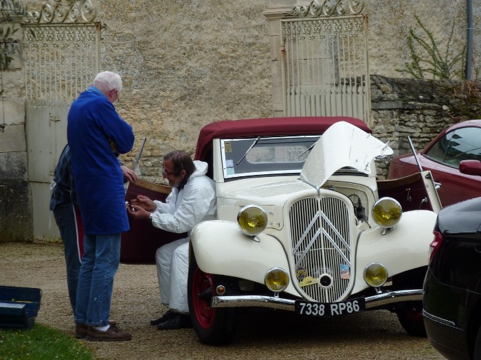 Réparation de la portière de la Traction cabriolet de 1938